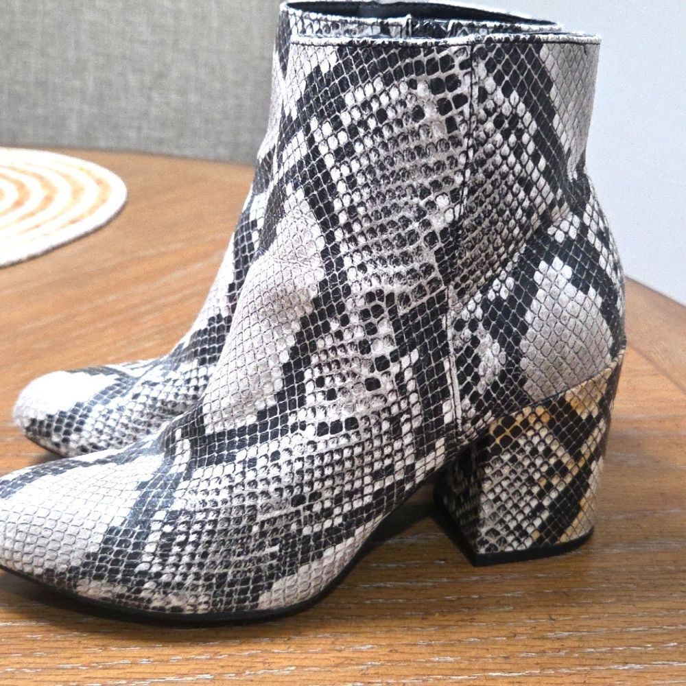 Bamboo Womans Snakeskin Blockheel Booties , Size 6.5 - Picture 3 of 9